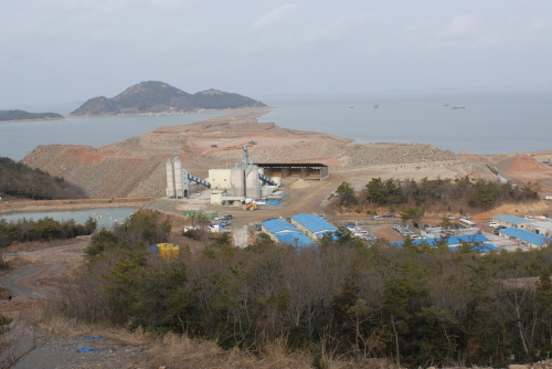 신시도에서 바라도 야미도, 공사현장 너머 멀리 보이는 야미도. 